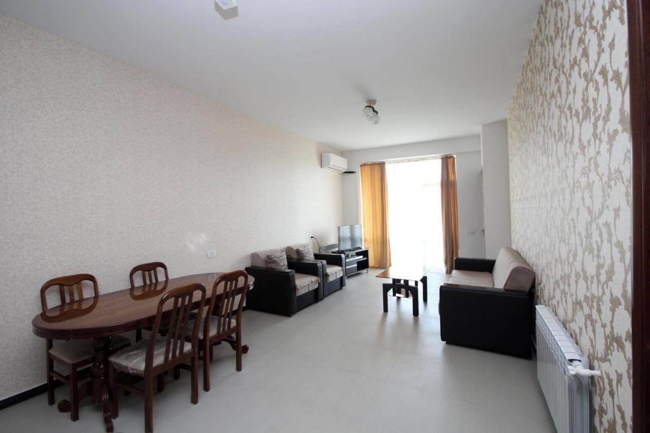 יירבאן Apartments Emili מראה חיצוני תמונה