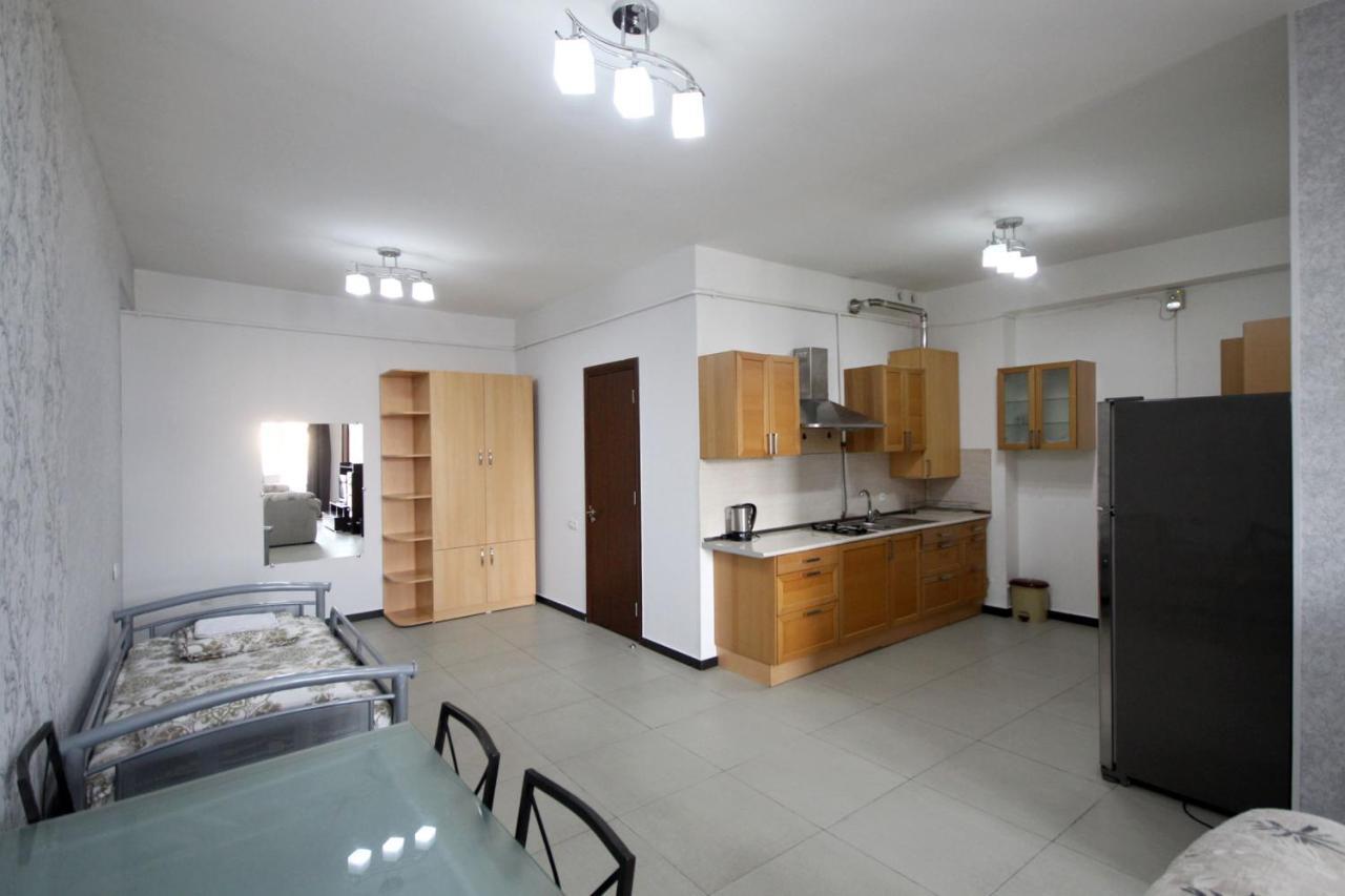 יירבאן Apartments Emili מראה חיצוני תמונה