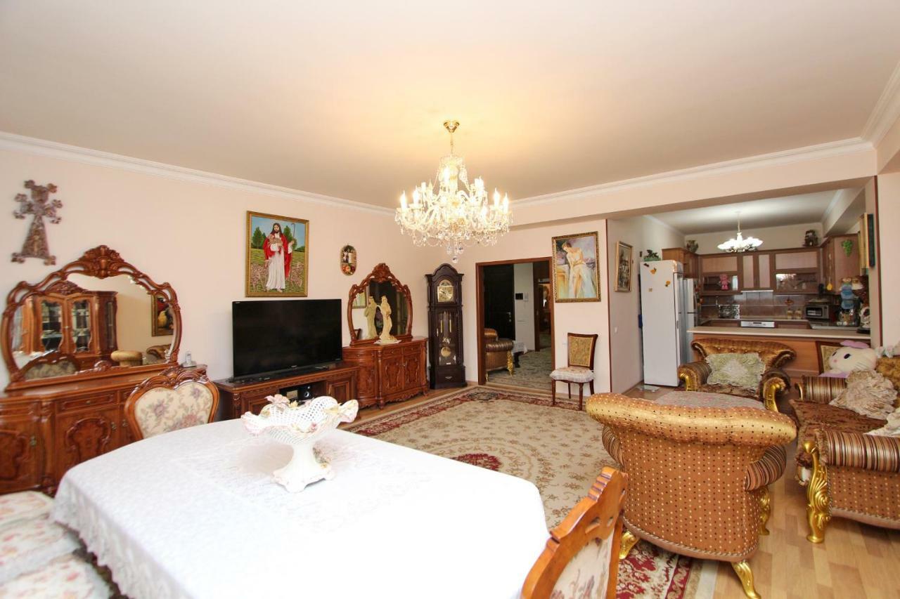 יירבאן Apartments Emili מראה חיצוני תמונה
