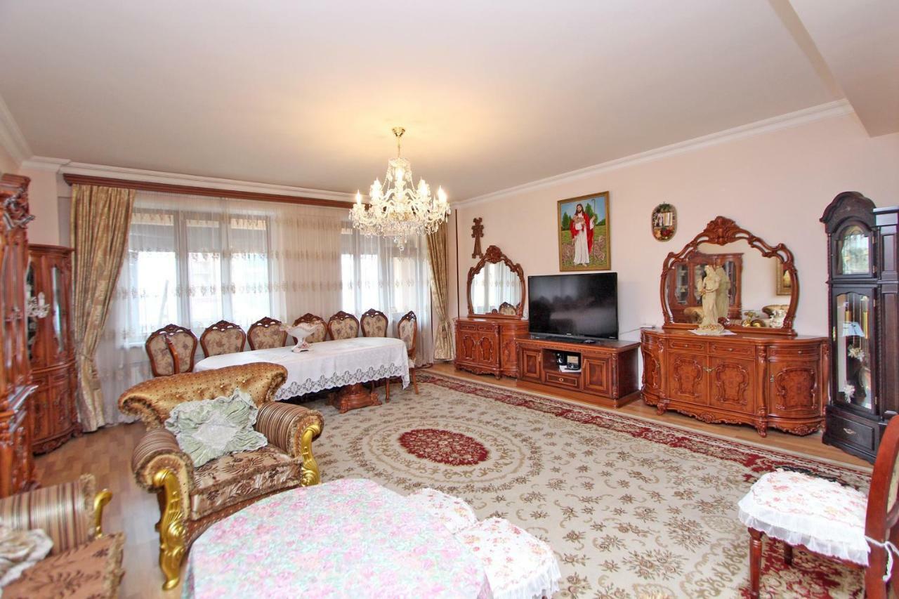 יירבאן Apartments Emili מראה חיצוני תמונה
